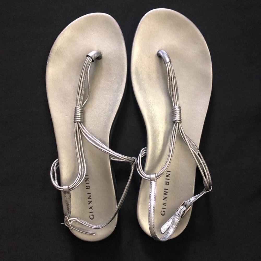 Gianni Bini Black Flat Strappy Thong Sandals 8 Gray Silver Platinum Great Cond